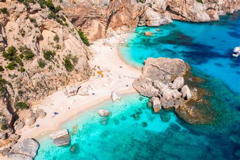 Spot Prada 2021, set selvaggio in Sardegna tra le spiagge più 